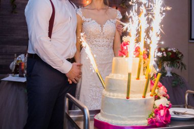 Fireworks uygulamasında yeni evliler arka plan üzerinde bir düğün pastası