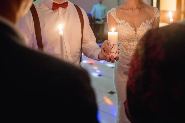 Noiva e noivo segurar velas em suas mãos — Fotografia de Stock