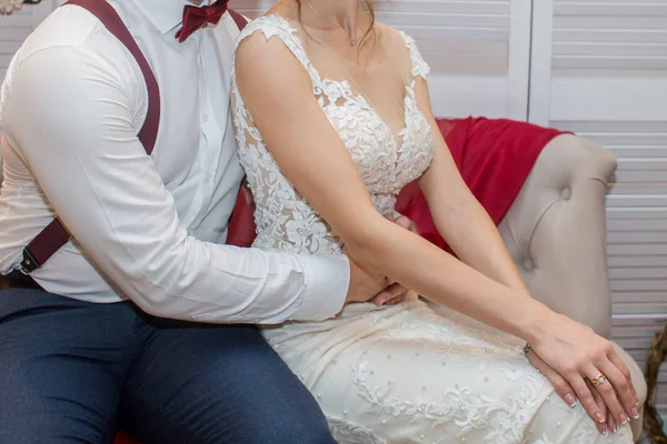 Menyasszony és a vőlegény ülni a kanapén — Stock Fotó