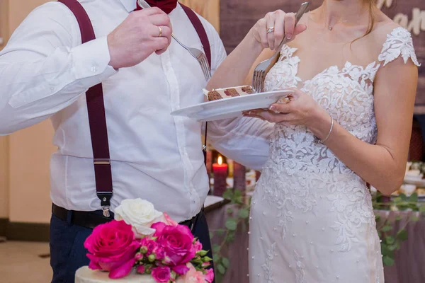 Наречений і наречений зрізали весільний торт разом — стокове фото