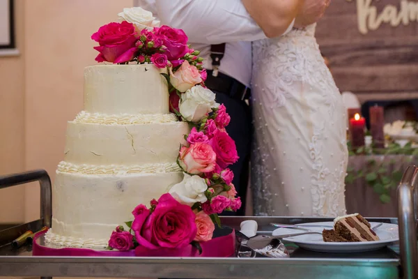 Panna młoda i pan młody rozebrane tort weselny — Zdjęcie stockowe