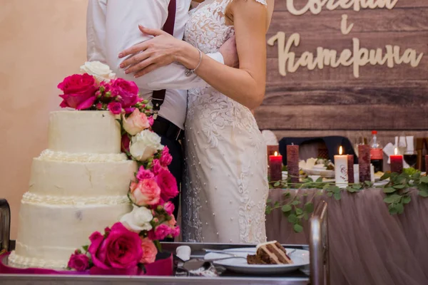 Noiva e noivo cortar o bolo de casamento juntos — Fotografia de Stock