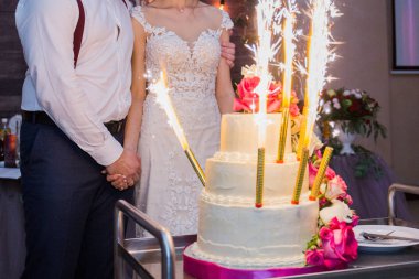 Gelin ve damat sokakta kollarında standı