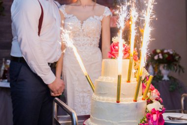 Fireworks uygulamasında yeni evliler arka plan üzerinde bir düğün pastası