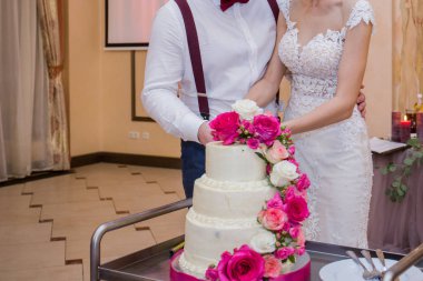 Gelin ve Damat Düğün pastası birlikte kesmek