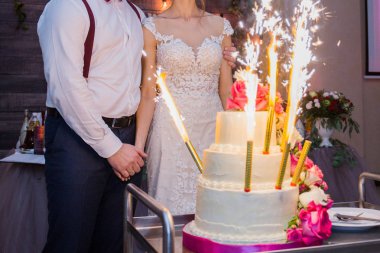 Fireworks uygulamasında yeni evliler arka plan üzerinde bir düğün pastası