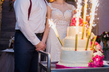 Fireworks uygulamasında yeni evliler arka plan üzerinde bir düğün pastası