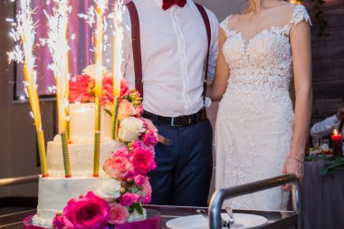 Fireworks uygulamasında yeni evliler arka plan üzerinde bir düğün pastası