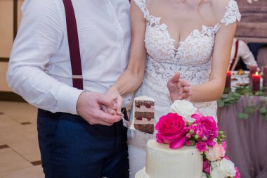 Gelin ve Damat Düğün pastası birlikte kesmek