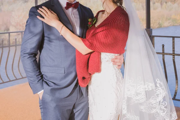 Bride and groom hugging on the street — Stock Photo, Image