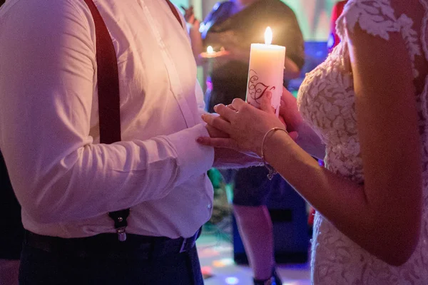 Noiva e noivo segurar uma vela na mão — Fotografia de Stock