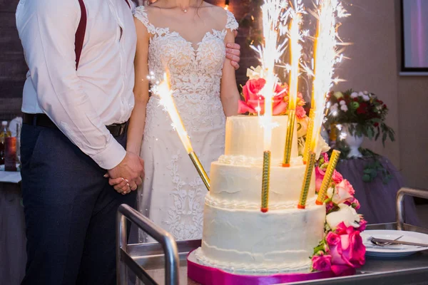 Gelin ve damat sokakta kollarında standı