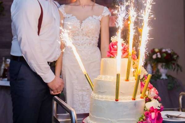 Fireworks uygulamasında yeni evliler arka plan üzerinde bir düğün pastası