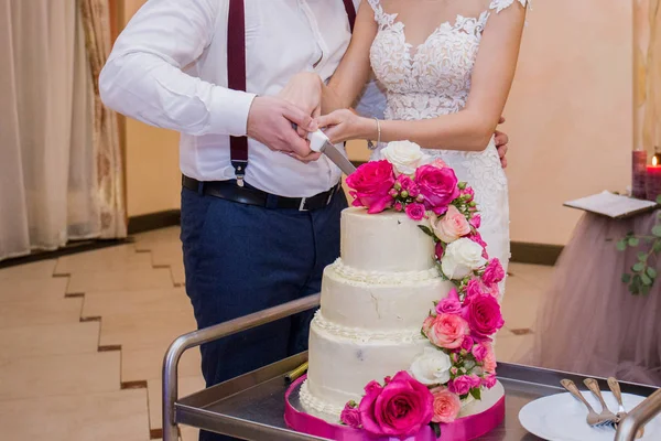 Bride and groom cut the wedding cake together — Stock Photo, Image