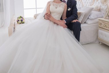 Gelin ve damat birlikte yatağa otur