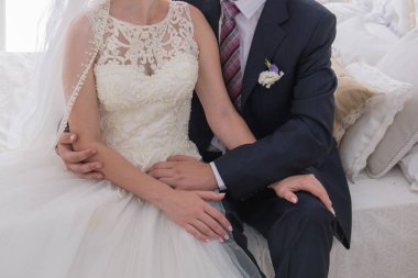 Gelin ve damat birlikte yatağa otur