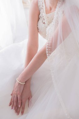 parlak bir odada bir gelinlik gelin