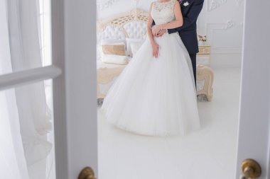 Gelin ve damat kapının arkasında oda bulunmaktadır