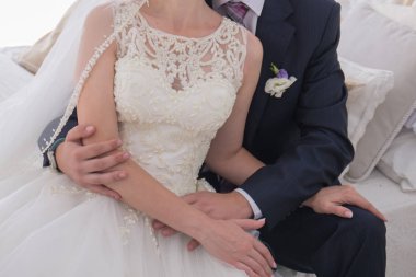 Gelin ve damat birlikte yatağa otur