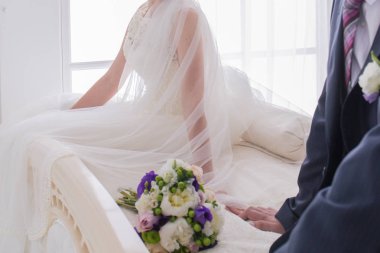 Gelin ve damat birlikte yatağa otur