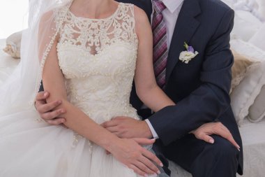 Gelin ve damat birlikte yatağa otur