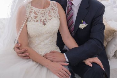 Gelin ve damat birlikte yatağa otur