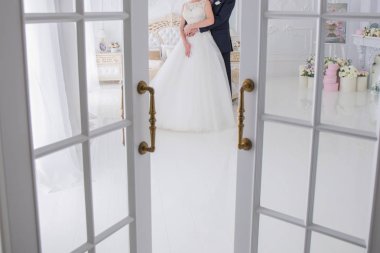 Gelin ve damat birlikte yatağa otur