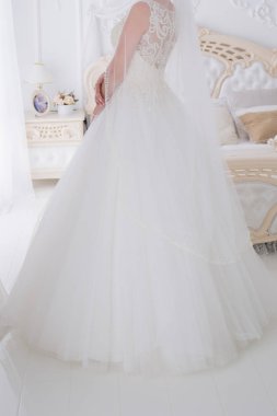 gelin düğün buket aydınlık bir salonda tutar.