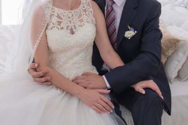 Gelin ve damat birlikte yatağa otur