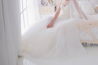 parlak bir odada bir gelinlik gelin