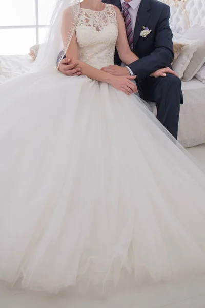 Νύφη και γαμπρός καθίσουν μαζί στο κρεβάτι — Φωτογραφία Αρχείου