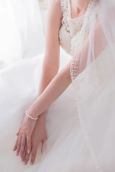 Bride in a wedding dress in a bright room — Stock Photo, Image