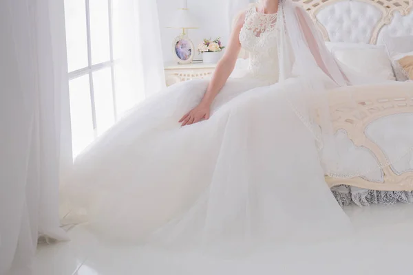 新娘在明亮的房间里穿着婚纱 — 图库照片