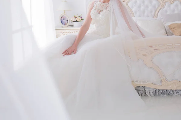 Noiva em um vestido de noiva em um quarto brilhante — Fotografia de Stock