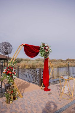 Arch ve parkta bir düğün töreni için sandalye