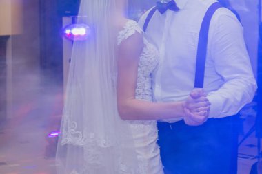 Düğünde gelin ve damat dans ediyor