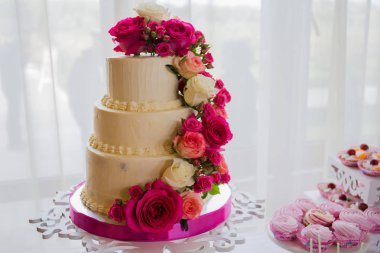 Düğün pastası çikolata masada yakınındaki