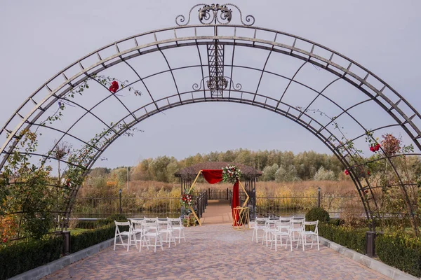 Arch and chairs for a wedding ceremony in the park — Stock Photo, Image