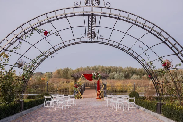 Arch and chairs for a wedding ceremony in the park — Stock Photo, Image