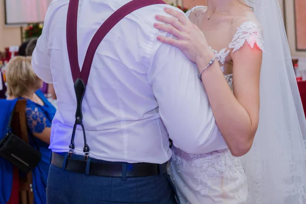 Bride and groom are dancing at the wedding — Stock Photo, Image