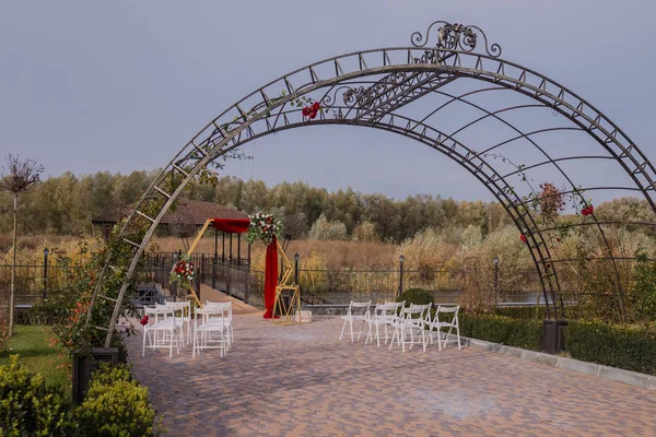 Дуга и стулья для свадебной церемонии в парке — стоковое фото