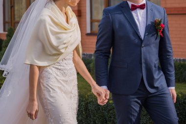 Gelin ve damat parkta birlikte ayakta