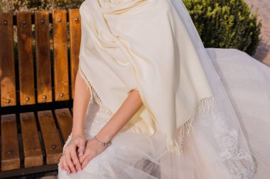 Gelin parkta bir bankta oturuyor