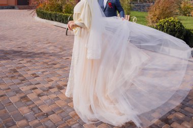 parkta Rüzgardaki bir elbise gelin dalgalar