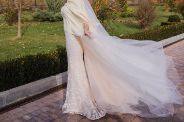 parkta Rüzgardaki bir elbise gelin dalgalar