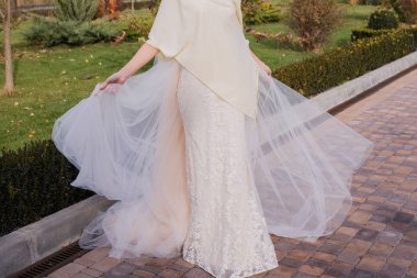 parkta Rüzgardaki bir elbise gelin dalgalar