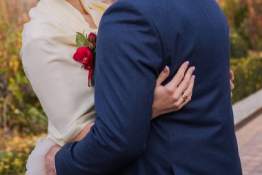 Gelin ve damat sokakta sonbaharda birlikte hareket