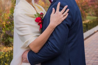 Gelin ve damat sokakta sonbaharda birlikte hareket