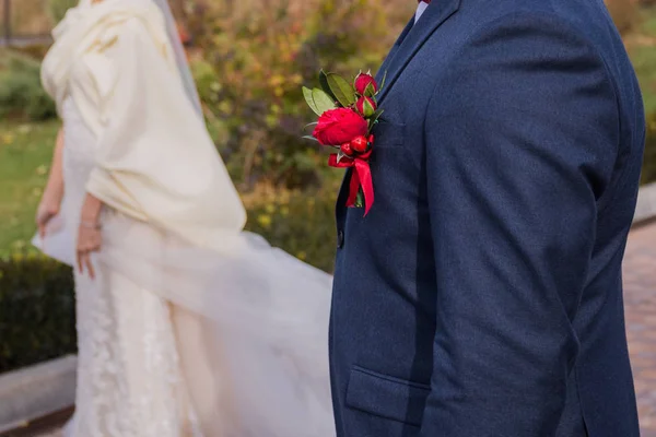 Bruden och brudgummen i parken står tillsammans — Stockfoto