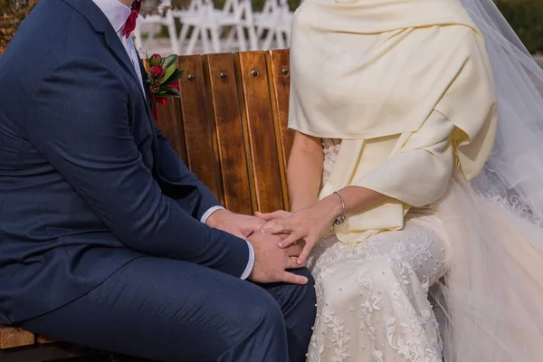 花嫁は彼女の婚約者でベンチに座っています。 — ストック写真